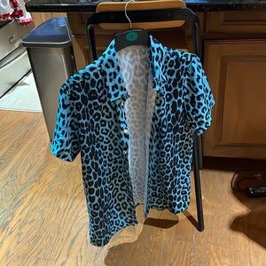 Blue cheetah shirt M